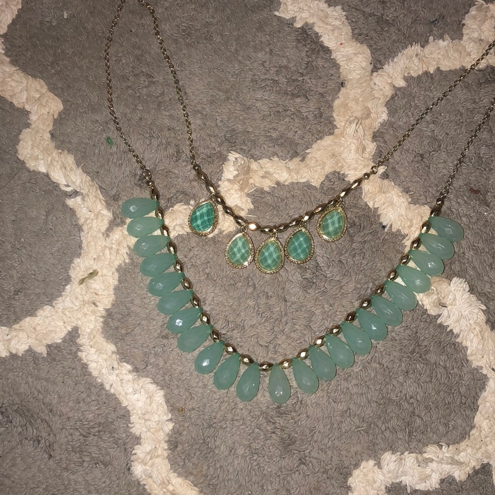 Neck lace